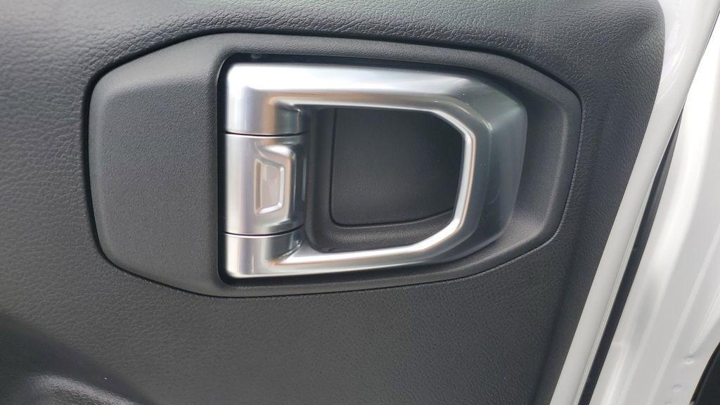 new 2025 Jeep Wrangler car, priced at $46,585