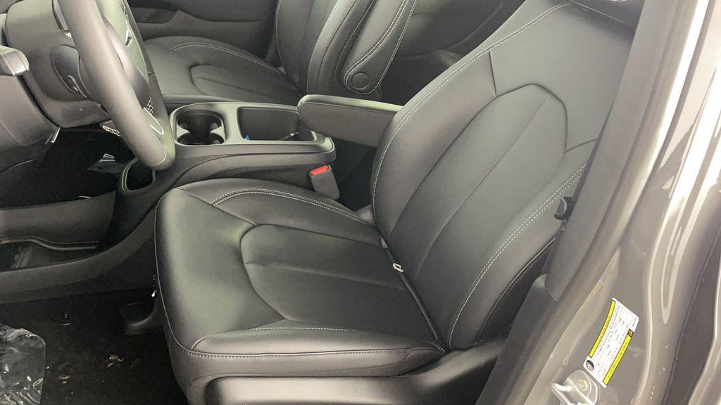 new 2025 Chrysler Pacifica car, priced at $40,650