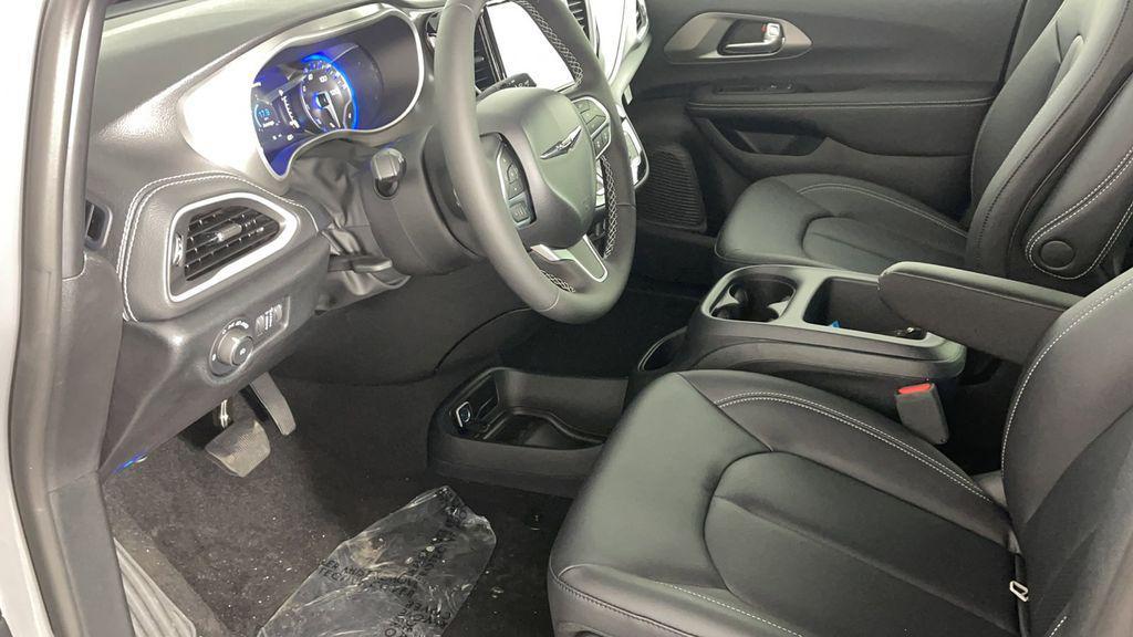 new 2025 Chrysler Pacifica car, priced at $40,650