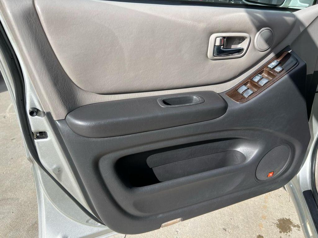 used 2001 Toyota Highlander car, priced at $3,900