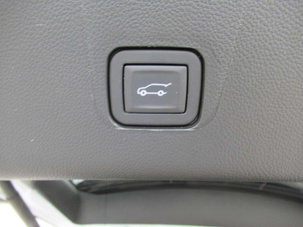 used 2023 Chevrolet Traverse car, priced at $28,990