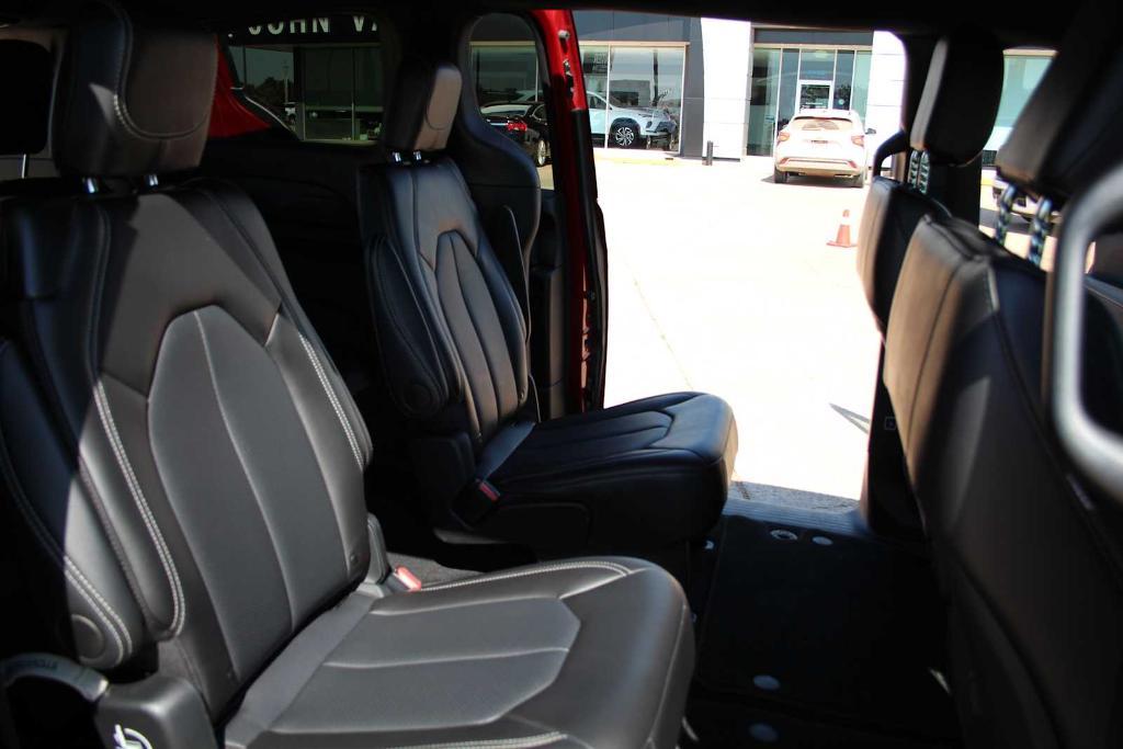 used 2025 Chrysler Pacifica car, priced at $33,500