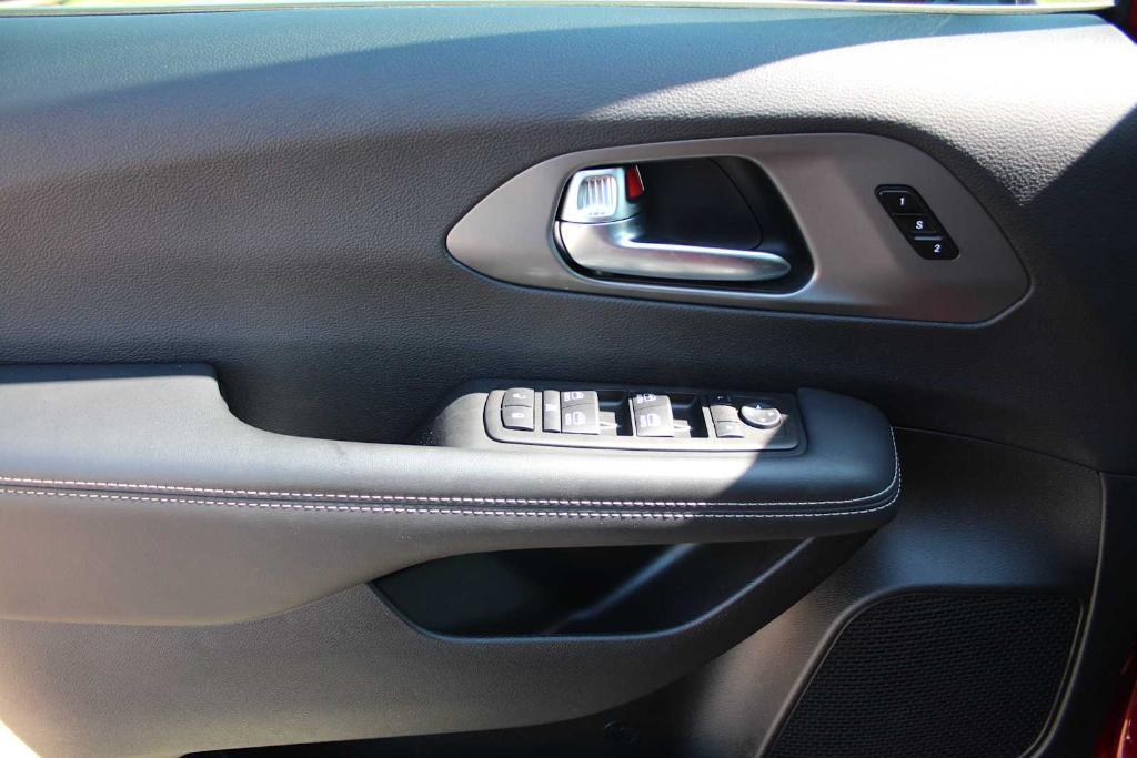 used 2025 Chrysler Pacifica car, priced at $33,500