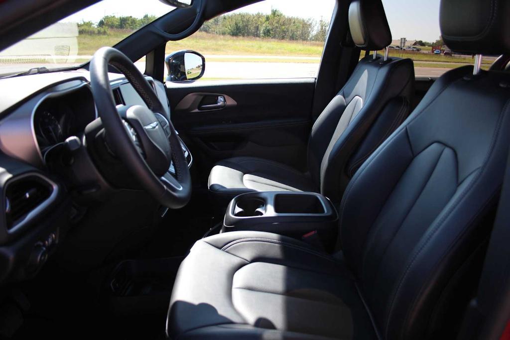used 2025 Chrysler Pacifica car, priced at $33,500