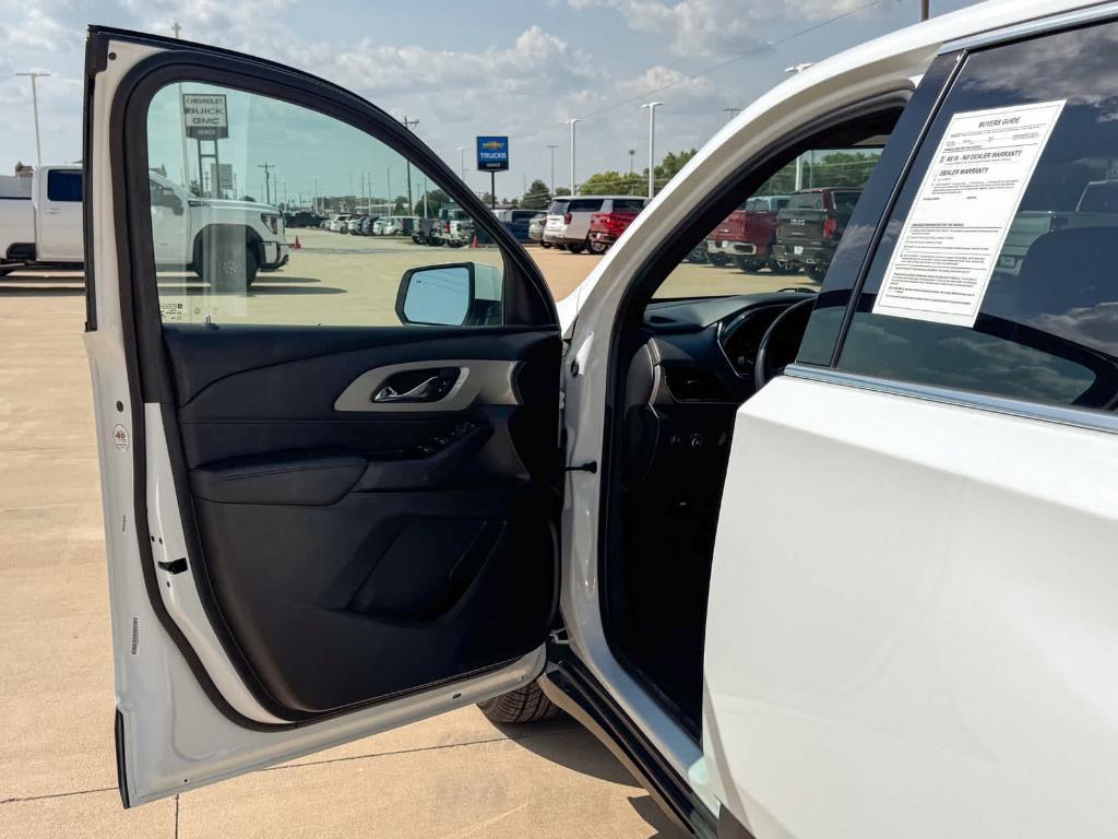 used 2023 Chevrolet Traverse car, priced at $27,690