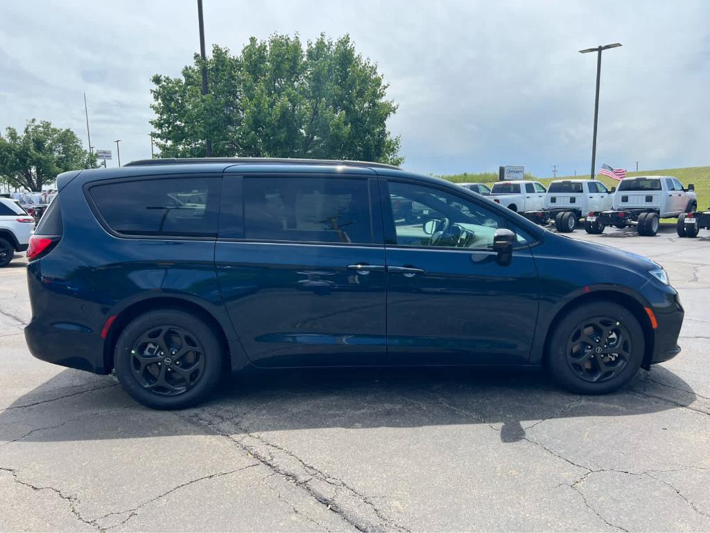 new 2025 Chrysler Pacifica Hybrid car, priced at $55,432
