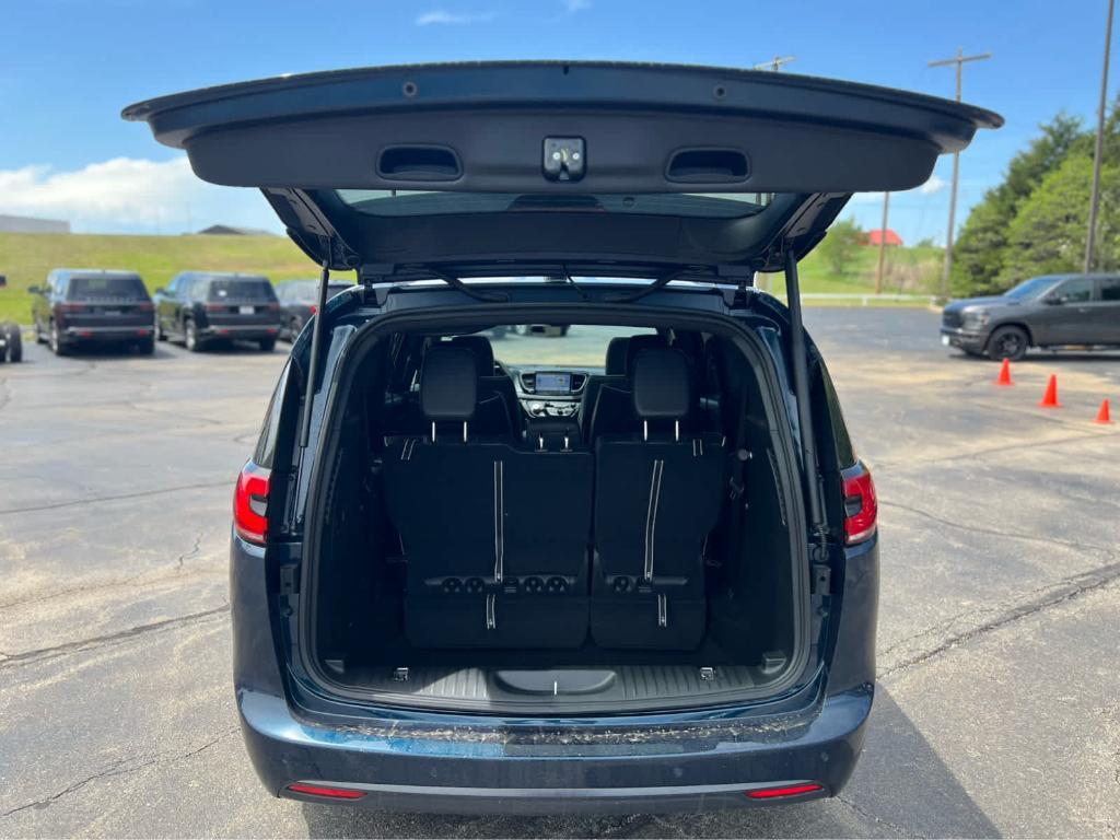 new 2025 Chrysler Pacifica Hybrid car, priced at $55,432