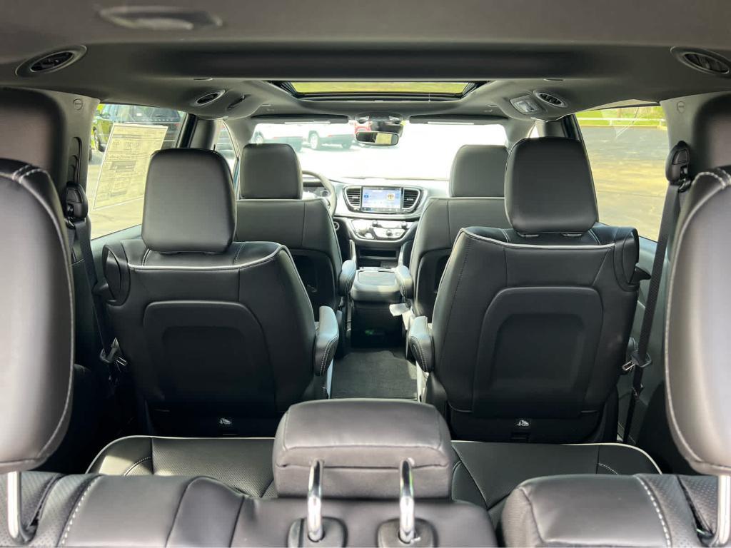 new 2025 Chrysler Pacifica Hybrid car, priced at $55,432