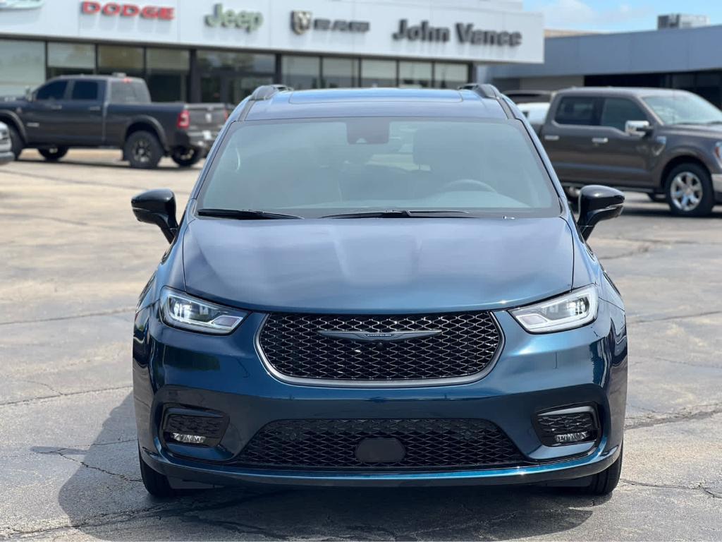 new 2025 Chrysler Pacifica Hybrid car, priced at $55,432