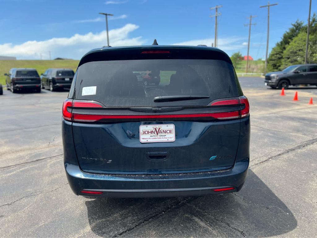 new 2025 Chrysler Pacifica Hybrid car, priced at $55,432
