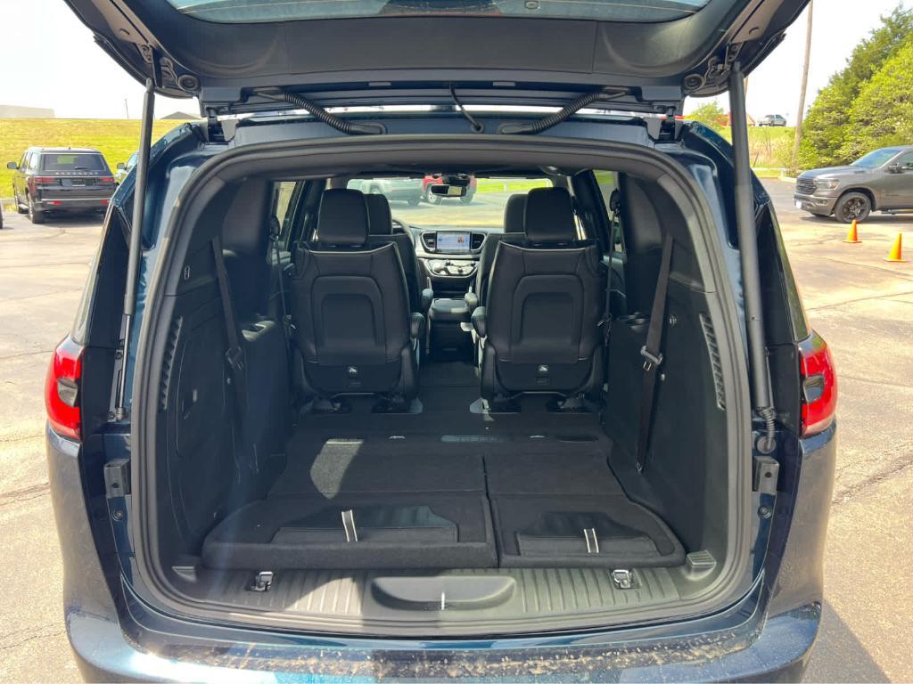 new 2025 Chrysler Pacifica Hybrid car, priced at $55,432