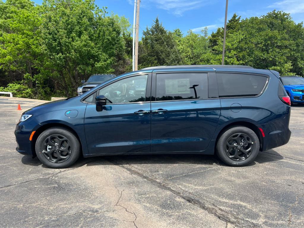 new 2025 Chrysler Pacifica Hybrid car, priced at $55,432