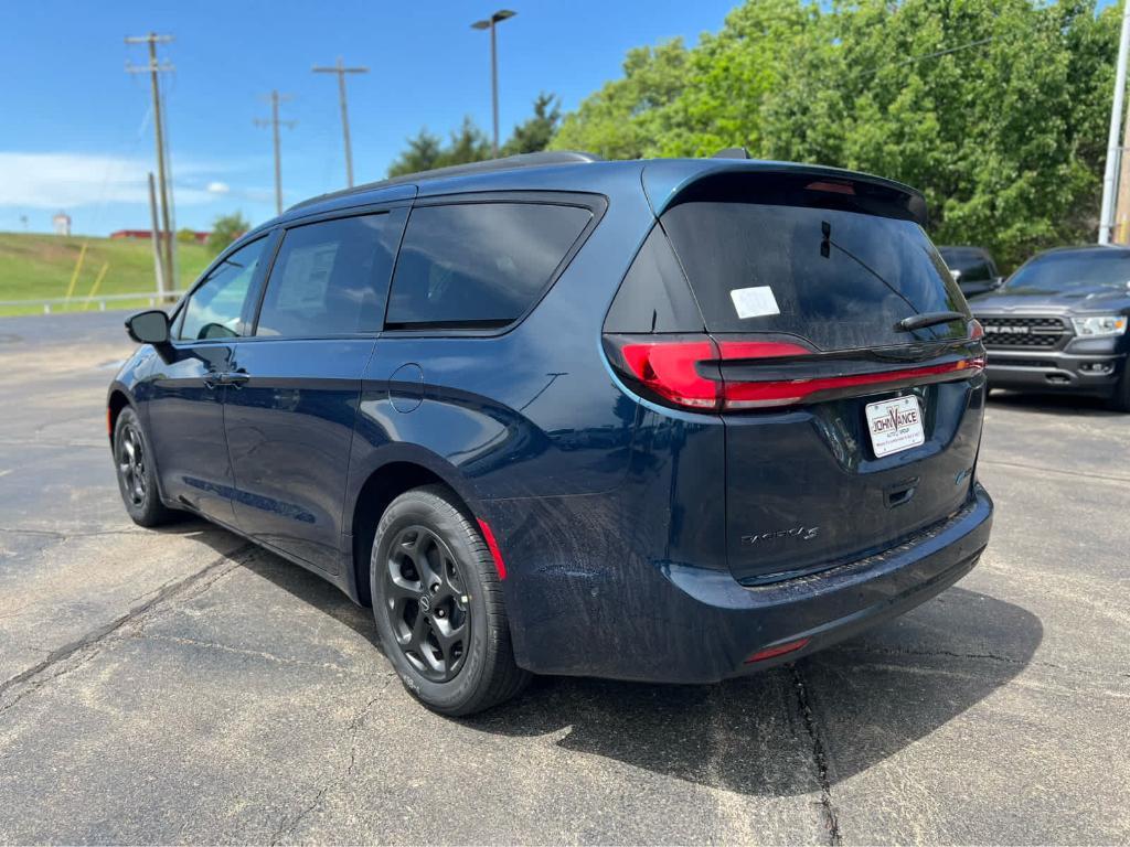 new 2025 Chrysler Pacifica Hybrid car, priced at $55,432
