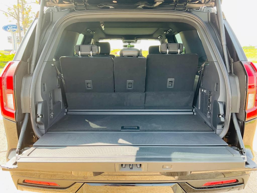 new 2025 Ford Expedition car, priced at $83,025