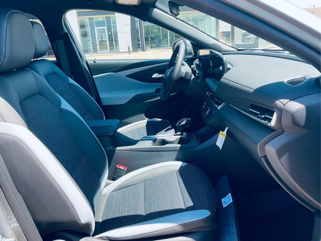 new 2025 Buick Envista car, priced at $26,130