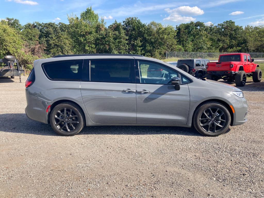 used 2025 Chrysler Pacifica car, priced at $43,000