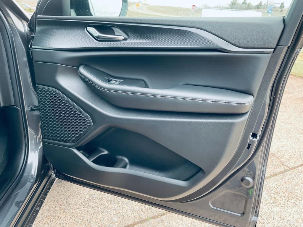 new 2025 Jeep Grand Cherokee L car, priced at $43,075