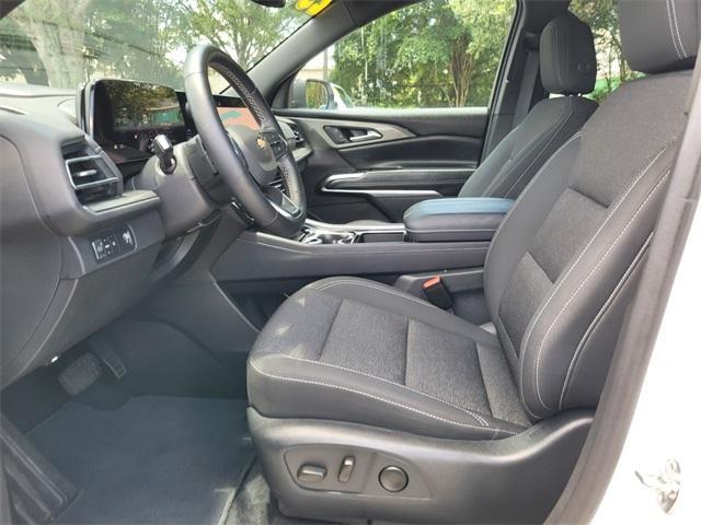 used 2025 Chevrolet Traverse car, priced at $39,900