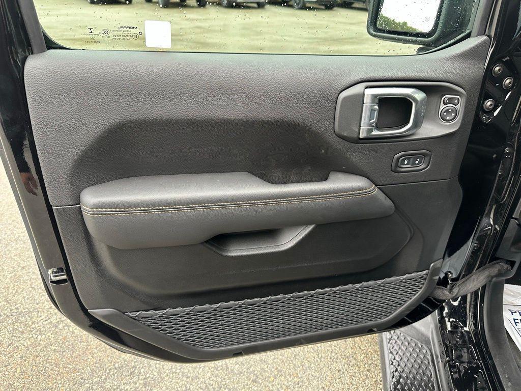 used 2022 Jeep Gladiator car, priced at $40,114