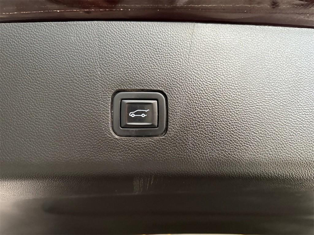 used 2023 Chevrolet Traverse car, priced at $31,300