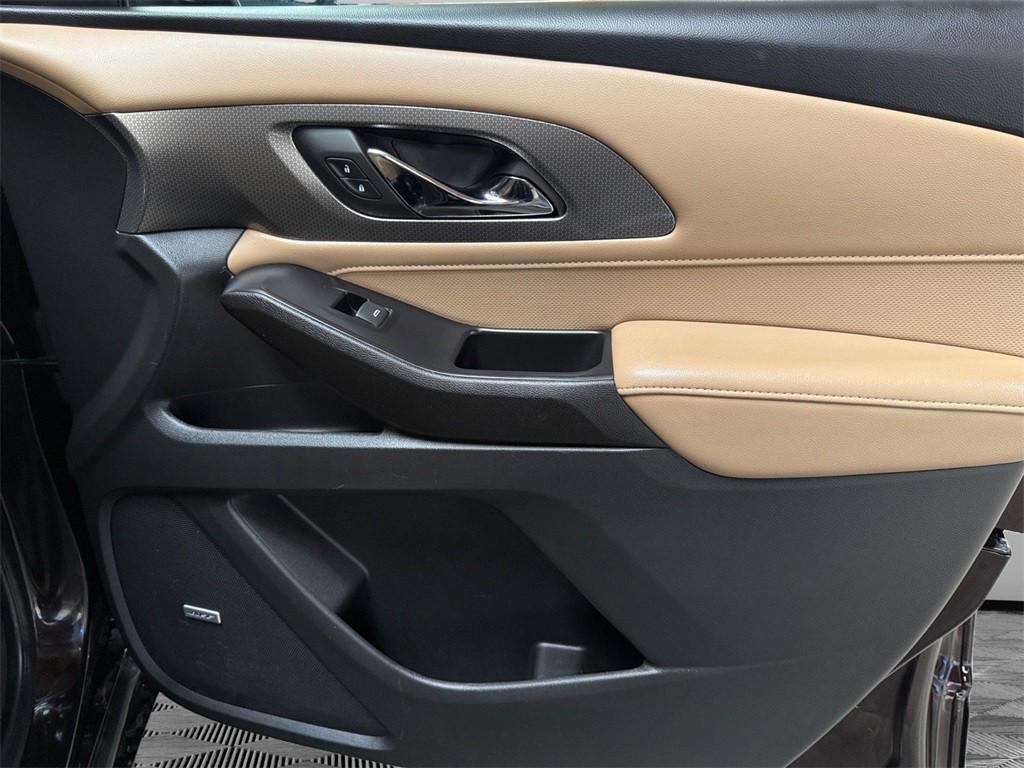 used 2023 Chevrolet Traverse car, priced at $31,300