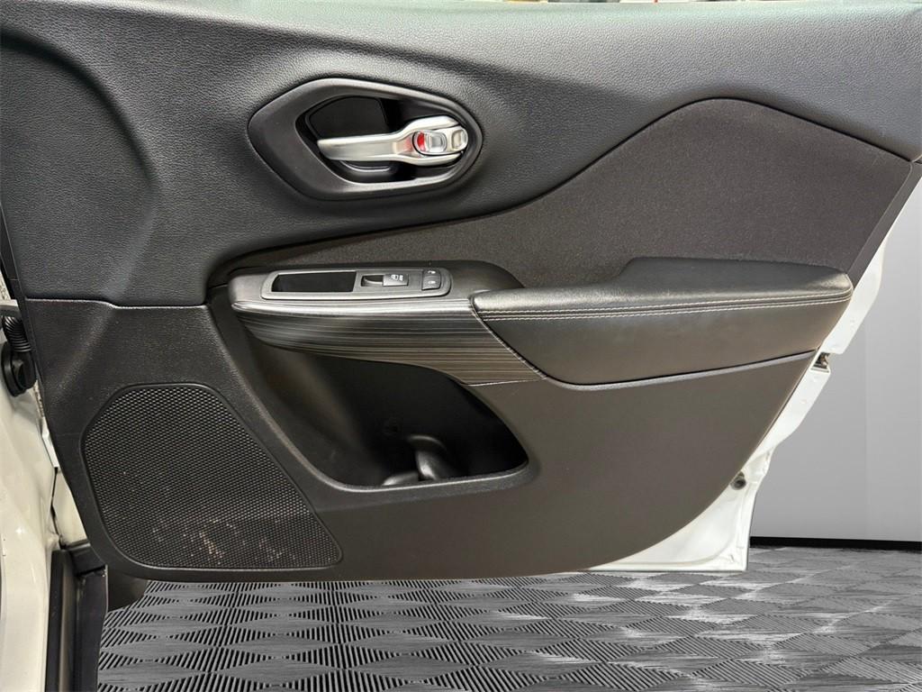 used 2014 Jeep Cherokee car, priced at $11,995