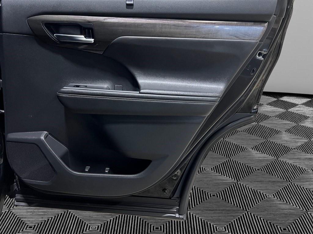 used 2020 Toyota Highlander Hybrid car, priced at $39,995