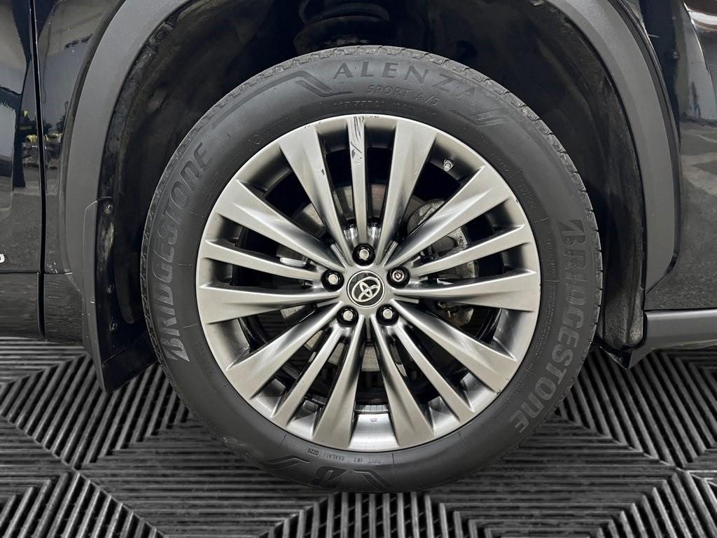 used 2020 Toyota Highlander Hybrid car, priced at $39,995