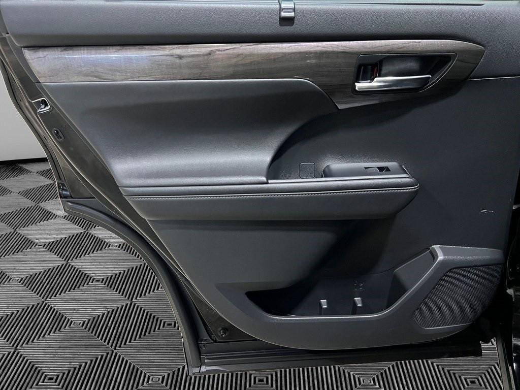 used 2020 Toyota Highlander Hybrid car, priced at $39,995