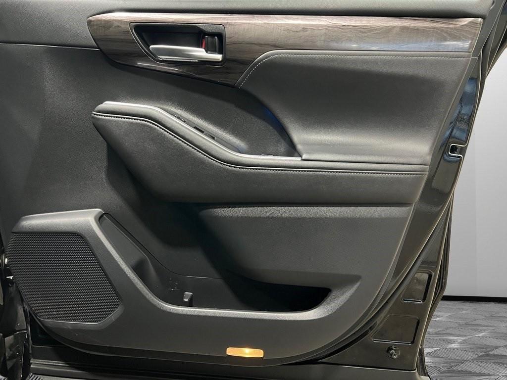 used 2020 Toyota Highlander Hybrid car, priced at $39,995