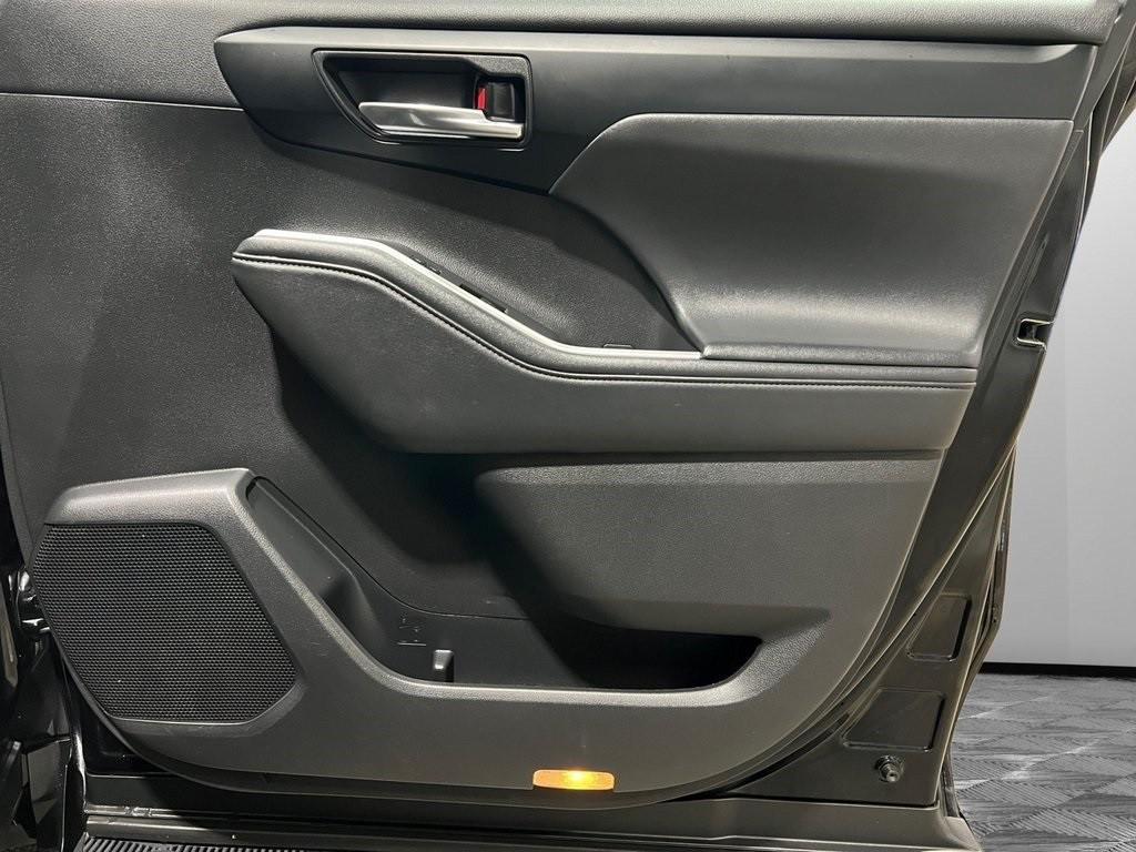 used 2022 Toyota Highlander car, priced at $27,500