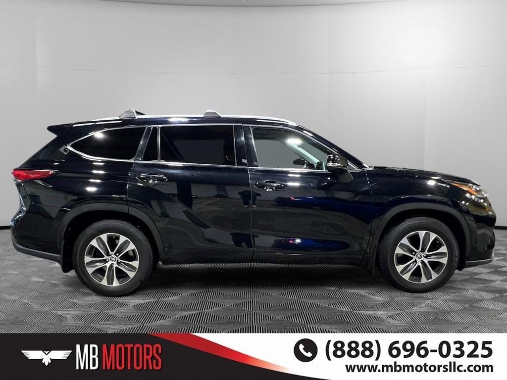 used 2022 Toyota Highlander car, priced at $27,500
