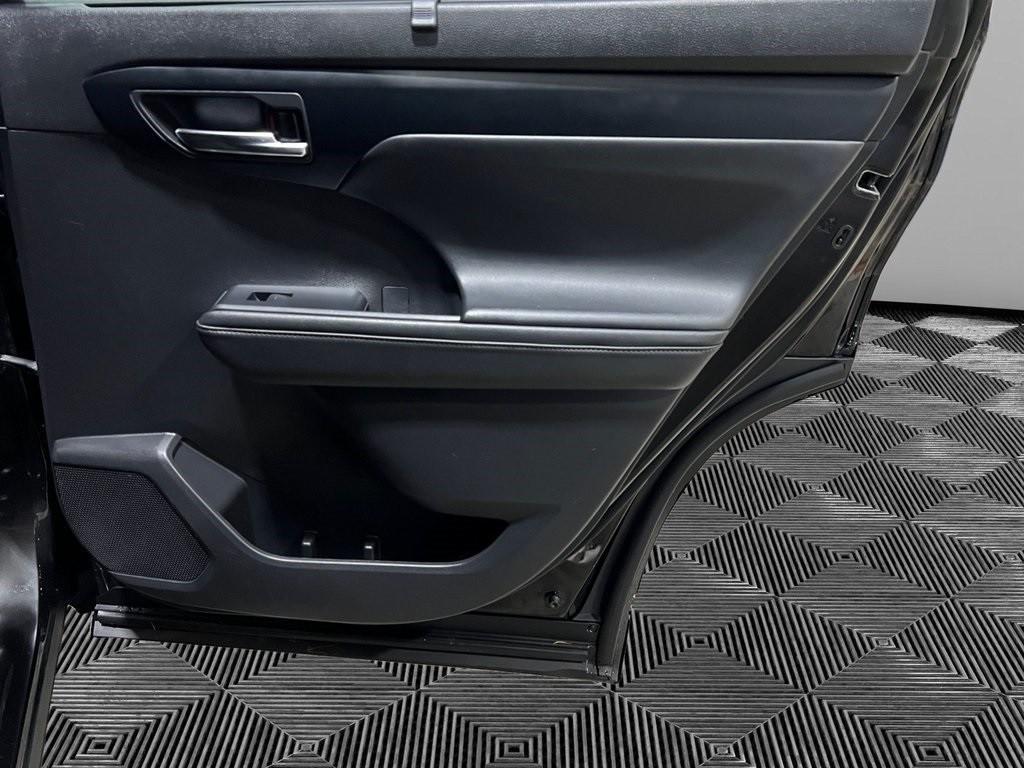 used 2022 Toyota Highlander car, priced at $27,500