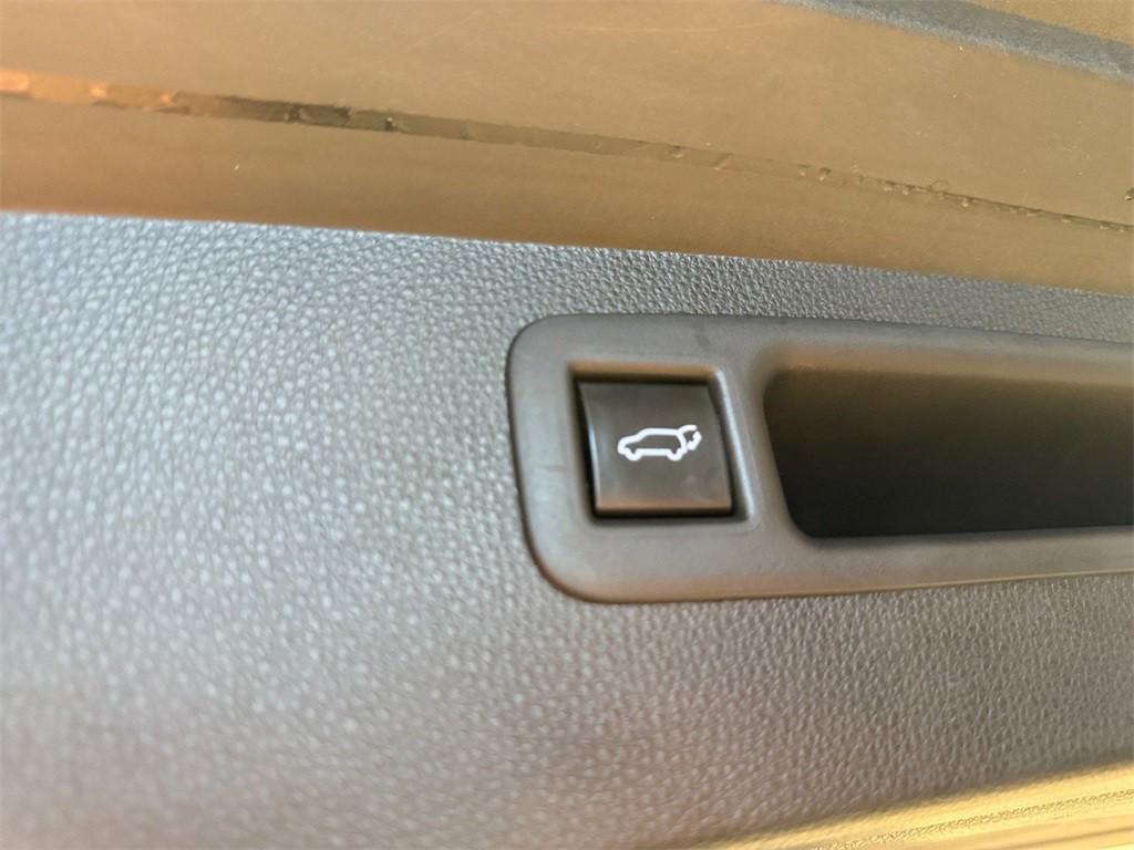 used 2021 Toyota Highlander car, priced at $33,450