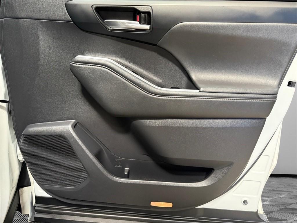 used 2021 Toyota Highlander car, priced at $33,450