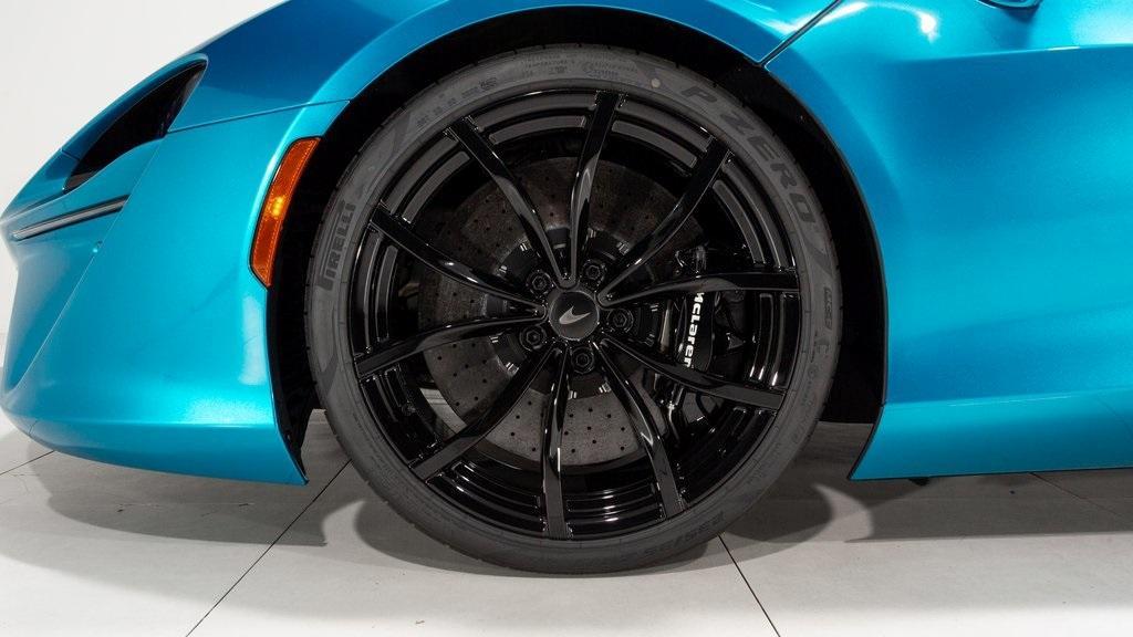 new 2025 McLaren Artura car, priced at $337,108
