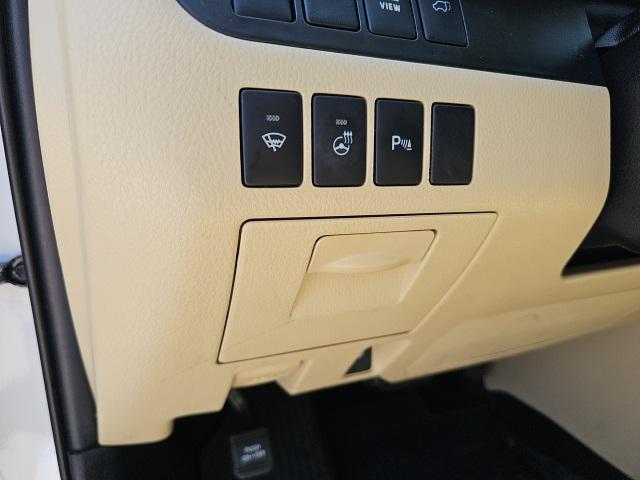 used 2019 Toyota Highlander Hybrid car, priced at $31,909