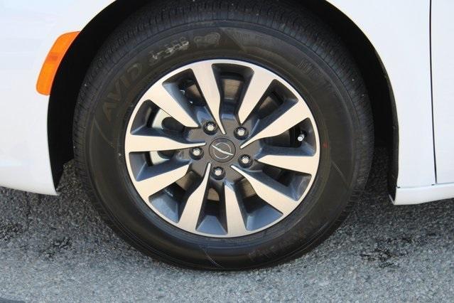 new 2025 Chrysler Pacifica Hybrid car, priced at $33,601