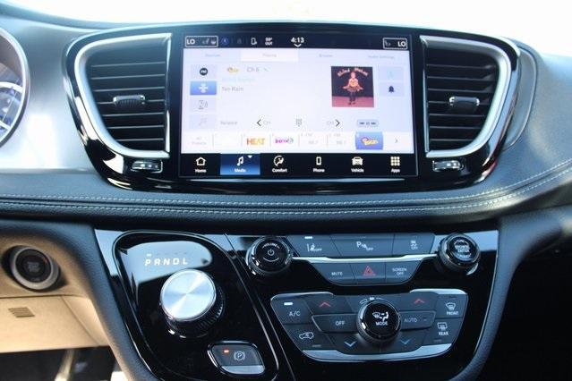 new 2025 Chrysler Pacifica Hybrid car, priced at $33,601