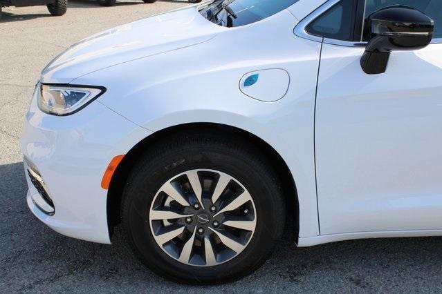 new 2025 Chrysler Pacifica Hybrid car, priced at $33,601