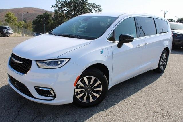 new 2025 Chrysler Pacifica Hybrid car, priced at $33,601