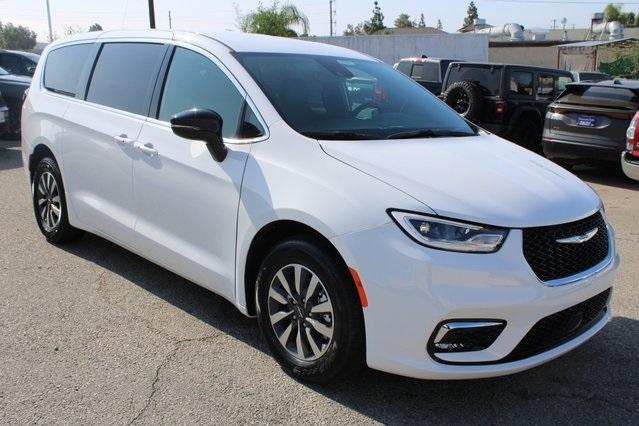 new 2025 Chrysler Pacifica Hybrid car, priced at $33,601