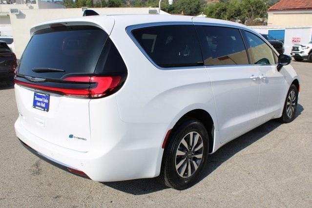 new 2025 Chrysler Pacifica Hybrid car, priced at $33,601