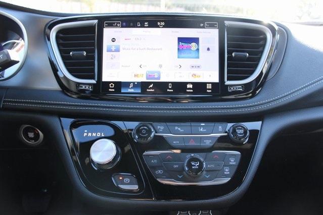 new 2025 Chrysler Pacifica Hybrid car, priced at $34,530