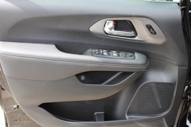 new 2025 Chrysler Pacifica Hybrid car, priced at $37,101