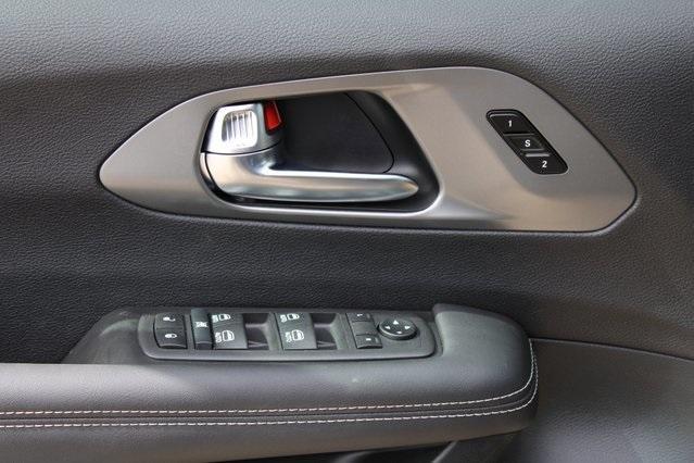 new 2025 Chrysler Pacifica Hybrid car, priced at $37,101