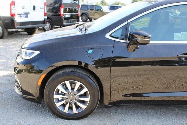 new 2025 Chrysler Pacifica Hybrid car, priced at $36,101