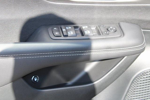 new 2025 Chrysler Pacifica Hybrid car, priced at $36,101