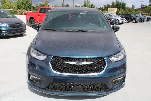 new 2025 Chrysler Pacifica car, priced at $40,622