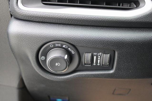 new 2025 Chrysler Pacifica car, priced at $40,622